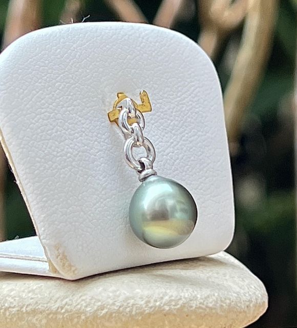 Lien Éternel est un pendentif en argent 925 rhodié sublimé par une perle de Tahiti goutte de 9,50 mm, à la couleur vert lagon et au lustre excellent.