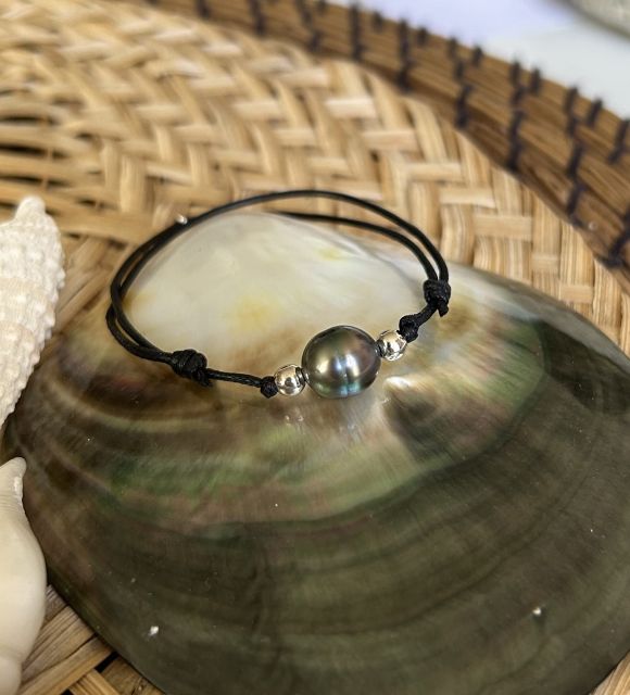 Adoptez cet adorable bracelet coton et sa véritable perle de culture de Tahiti de couleur peacock au très beau lustre - certificat GIA - Fête des Mères