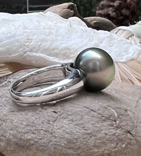 Bijou en perle de Tahiti aux reflets rares et lustre exceptionnel. Certificat d’authenticité et livraison sécurisée – Poemotu.