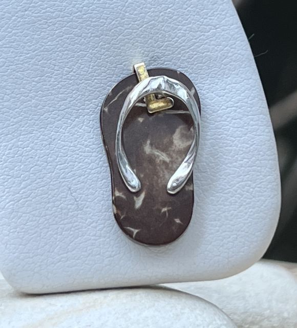 Mélange élégant de tradition et d'exotisme, le pendentif savate affiche votre amour des îles - livraison gratuite