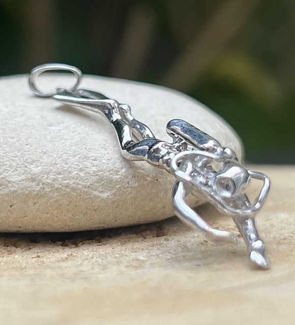 Embarquez pour l'aventure sous-marine avec notre plongeur, fidèlement orné de tous les détails : masque, palme, bouteille, pour les passionnés des profondeurs